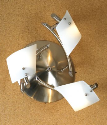 Люстра Lussole LSL-1399-03 Dragoni никель Люстра Lussole LSL-1399-03 Dragoni никельПоворотные<br>Современный дизайн порой требует обязательного сочетания практичности и эстетики. Остановите свой выбор на лаконично исполненной люстре серии Dragoni! Плафоны белого цвета исполнены в изысканной геометрии и закреплены на арматуре мерцающего никелевого оттенка. Подберите обои и фурнитуру бледно-розового или лилового, оливкового или салатового, василькового или сине-фиолетового оттенков. А мы, в свою очередь, подарим доставку.<br><br>Установка на натяжной потолок: Ограничено<br>S освещ. до, м2: 8<br>Крепление: Планка<br>Тип лампы: галогенная / LED-светодиодная<br>Тип цоколя: G9<br>Количество ламп: 3<br>MAX мощность ламп, Вт: 40<br>Диаметр, мм мм: 400<br>Расстояние от стены, мм: 170<br>Оттенок (цвет): белый<br>Цвет арматуры: серый