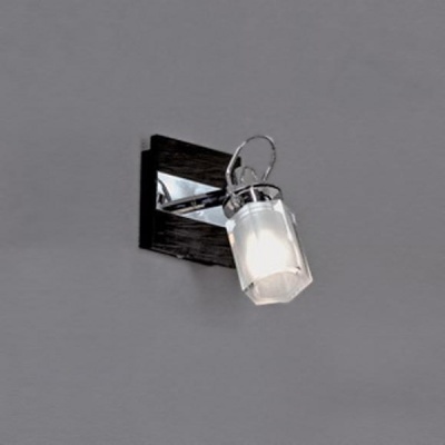 Светильник Lussole LSL-7901-01 Abruzzi хром Светильник Lussole LSL-7901-01 Abruzzi хромОдиночные<br>Светильник LUSSOLE LSL-7901-01 ABRUZZI хром Если вы хотите осветить конкретную небольшую зону, например, зеркало или стеклянную полку, то этот настенный светильник будет идеальным для вас решением. Благодаря способности плафона поворачиваться в нескольких направлениях, можно менять и регулировать степень освещения, делая его ярким либо мягким и рассеянным. Современная форма и сочетание цветов позволяют поместить светильник в интерьер в стиле хай-тек и модерн.<br><br>S освещ. до, м2: 3<br>Тип лампы: галогенная / LED-светодиодная<br>Тип цоколя: G9<br>Количество ламп: 1<br>Ширина, мм: 150<br>MAX мощность ламп, Вт: 40<br>Расстояние от стены, мм: 170<br>Высота, мм: 100<br>Оттенок (цвет): белый<br>Цвет арматуры: серебристый