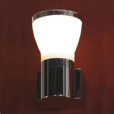 Светильник бра модерн Lussole LSQ-1401-01 Canicatti Светильник бра модерн Lussole LSQ-1401-01 CanicattiХай-тек<br>Если Вас интересует дизайнерский минимализм, обтекаемые формы и простота силуэтов в освещении, то самое время обратиться к стилю хай-тек. Ультрасовременное помещение порой требует особой лаконичности, тогда на помощь приходит настенное бра в стиле модерн Lussole LSQ-1401-01. Белоснежный плафон простой геометрии зафиксирован на хромированном основании изысканного мерцания. Здесь нет ничего лишнего. Благодаря отсутствию крупногабаритных и многосложных элементов, настенное бра Lussole LSQ-1401-01 является настоящим подарком для лаконичного тандема при выборе дизайна интерьера в стиле хай-тек или модерн. Оцените по достоинству приятный минимализм в освещении Вашего любимого пространства!<br><br>S освещ. до, м2: 3<br>Тип лампы: галогенная / LED-светодиодная<br>Тип цоколя: G9<br>Количество ламп: 1<br>Ширина, мм: 60<br>MAX мощность ламп, Вт: 40<br>Расстояние от стены, мм: 90<br>Высота, мм: 110<br>Оттенок (цвет): белый<br>Цвет арматуры: серебристый