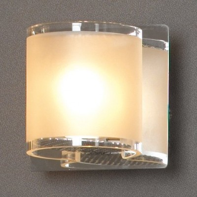 Светильник Lussole LSQ-3401-01 Cappello хром Светильник Lussole LSQ-3401-01 Cappello хромМодерн<br>Настенно-потолочные светильники подходят как для установки на стены, так и для установки на потолок. Для установки настенно-потолочные светильники на натяжные потолки необходимо<br><br>S освещ. до, м2: 3<br>Тип товара: Светильник настенный бра<br>Скидка, %: 29<br>Тип лампы: галогенная / LED-светодиодная<br>Тип цоколя: G9<br>Количество ламп: 1<br>Ширина, мм: 80<br>MAX мощность ламп, Вт: 40<br>Длина, мм: 80<br>Расстояние от стены, мм: 90<br>Оттенок (цвет): белый<br>Цвет арматуры: серебристый