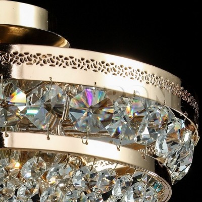Люстра Maytoni P700-PT35-G Diamant 4 Люстра Maytoni P700-PT35-G Diamant 4Потолочные<br>Данная хрустальная потолочная люстра от Maytoni, как можно увидеть на фото, выполнена из хрустальных подвесок. Арматура хрустальной потолочной люстры Maytoni Diamant Crystal P700-PT35-G изготовлена из металла и имеет аристократичный золотой цвет. Прочная, крепкая и долговечная, да еще и за такую стоимость, эта люстра претворит ваши мечты о шикарном светильнике в реальность. Компания Майтони сделала дизайн этой люстры классическим и утонченным. Такая люстра подойдет к любому интерьеру, но лучше её использовать в сочетании с предметами интерьера в стиле барокко. Наш интернет-магазин дает вам возможность купить эту дивную потолочную люстру по абсолютно невысокой цене. Мы предоставим вам доставку люстры в любую точку России.<br><br>Установка на натяжной потолок: Ограничено<br>S освещ. до, м2: 12<br>Крепление: Планка<br>Тип лампы: накаливания / энергосбережения / LED-светодиодная<br>Тип цоколя: E14<br>Количество ламп: 3<br>MAX мощность ламп, Вт: 60<br>Диаметр, мм мм: 320<br>Высота, мм: 235<br>Цвет арматуры: золотой