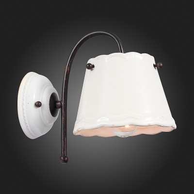 Светильник настенный бра St luce SL259.501.01 Светильник настенный бра St luce SL259.501.01Классические<br>Если Вы настроены купить светильник модели SL25950101, то обратите внимание: Строгая и элегантная классика, торжество простых форм – все это в коллекции светильников Famiglia. Строго и, в то же время ,уютно выглядят эти люстры в интерьере загородного дома или городской квартиры , оформленных в стиле гранж или прованс. Главной «изюминкой» коллекции стала игра на контрасте мягкого пастельного тона абажура и насыщенного коричневого, выбранного для всех металлических поверхностей. В светильниках используются лампы накаливания, которые помогают еще больше наполнить атмосферу теплом и комфортом.<br><br>Тип лампы: Накаливания / энергосбережения / светодиодная<br>Тип цоколя: E14<br>Количество ламп: 1<br>Ширина, мм: 160<br>MAX мощность ламп, Вт: 40<br>Расстояние от стены, мм: 240<br>Высота, мм: 180