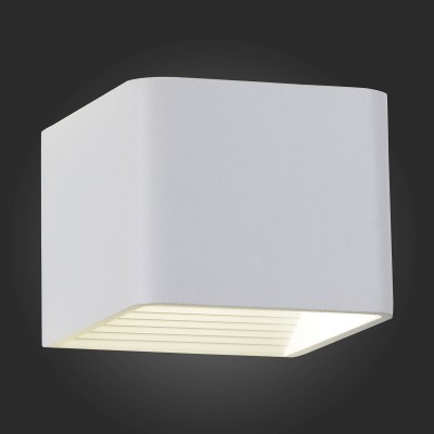 Светильник St Luce SL592.051.01 Светильник St Luce SL592.051.01Хай-тек<br>Если Вы настроены купить светильник модели SL59205101, то обратите внимание: Строгая, но совсем нескучная геометрия этой коллекции – универсальное решение практически для любого типа современного интерьер: от неоклассики до минимализма. В отличие от богатых деталями светильников, простые и понятные формы никогда не надоедают. Квадраты и прямоугольники в лаконичной цветовой гамме могут как поддержать медитативный настрой, так и соответствовать броскому, тонизирующему интерьеру – все зависит от ваших пожеланий. Черный, жемчужно-серый и металлик легко вписать в любое цветовое решение помещения.<br><br>Цветовая t, К: 4000<br>Тип лампы: LED<br>Ширина, мм: 100<br>MAX мощность ламп, Вт: 6<br>Расстояние от стены, мм: 100<br>Высота, мм: 80<br>Цвет арматуры: белый