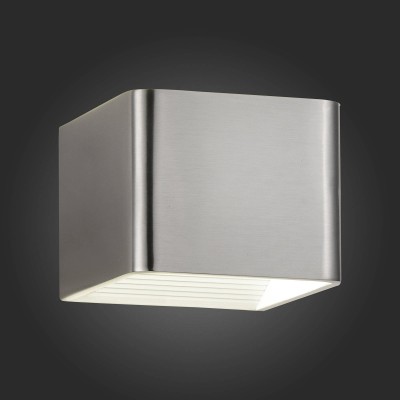 Светильник St Luce SL592.071.01 Светильник St Luce SL592.071.01Хай-тек<br>Если Вы настроены купить светильник модели SL59207101, то обратите внимание: Строгая, но совсем нескучная геометрия этой коллекции – универсальное решение практически для любого типа современного интерьер: от неоклассики до минимализма. В отличие от богатых деталями светильников, простые и понятные формы никогда не надоедают. Квадраты и прямоугольники в лаконичной цветовой гамме могут как поддержать медитативный настрой, так и соответствовать броскому, тонизирующему интерьеру – все зависит от ваших пожеланий. Черный, жемчужно-серый и металлик легко вписать в любое цветовое решение помещения.<br><br>Цветовая t, К: 4000<br>Тип лампы: LED<br>Цвет арматуры: серебристый<br>Ширина, мм: 100<br>Расстояние от стены, мм: 100<br>Высота, мм: 80<br>MAX мощность ламп, Вт: 6