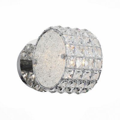 Светильник St Luce SL752.101.01 Светильник St Luce SL752.101.01Хрустальные<br>Если Вы настроены купить светильник модели SL75210101, то обратите внимание: Технологическая роскошь футуристической люстры Piatto превосходно совмещает в себе яркость современных направлений в дизайне и утонченность богатой хрустальной отделки. Форма люстры преисполнена легкостью и воздушностью .У подвесных моделей коллекции Piatto тончайшие подвесы практически не заметны, поэтому создается ощущение, что блистающее хромом основание , украшенное изысканными элементам из прозрачного хрусталя, соединены какой-то неведомой и невидимой силой. Блестящая люстра для любителей роскоши и ценителей гламура.<br><br>Тип лампы: Накаливания / энергосбережения / светодиодная<br>Тип цоколя: E14<br>Ширина, мм: 160<br>MAX мощность ламп, Вт: 40<br>Длина, мм: 100<br>Высота, мм: 160