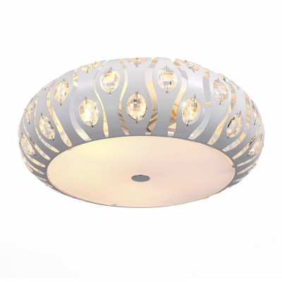 Светильник St luce SL793.502.05 Светильник St luce SL793.502.05Потолочные<br>Если Вы настроены купить светильник модели SL79350205, то обратите внимание: Коллекция светильников Calma удивительным образом сочетает в себе динамику жилого помещения с ощущением спокойствия и умиротворения. <br>Белое кружево металлического плафона очаровывает и погружает в мир изысканности, мечтательности и романтизма. Свет, проникающий через многочисленные прорези, распространяется во все стороны и создает на потолке уникальный орнамент.Дополнительной роскоши и праздничности придают светильникам прозрачные хрустальные подвески, инкрустированные в абажуры .<br><br>Установка на натяжной потолок: Ограничено<br>S освещ. до, м2: 10<br>Тип лампы: Накаливания / энергосбережения / светодиодная<br>Тип цоколя: E14<br>Количество ламп: 5<br>MAX мощность ламп, Вт: 40<br>Диаметр, мм мм: 400<br>Высота, мм: 150