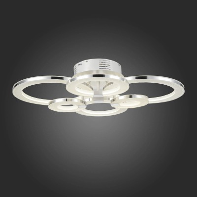 Светильник St Luce SL903.112.06 Светильник St Luce SL903.112.06Потолочные<br>Если Вы настроены купить светильник модели SL90311206, то обратите внимание: Светильники из коллекции Guida – это воплощение гармонии . Акриловые матовые кольца с яркой металлической окантовкой цвета хром, надёжно закреплённые на металлическом основании, окрашенном в белый цвет, выглядят элегантно, в меру строго и празднично.<br> Плафоны закрытые, внутри размещена светодиодная лента. Лампы обеспечивают ровное свечения, не создают теней и бликов. Светильники Guida могут стать центральной композицией в интерьере дома или квартиры, оформленных в стиле минимализм, хай- тек или техно.<br><br>Установка на натяжной потолок: Да<br>S освещ. до, м2: 47<br>Цветовая t, К: 4000<br>Тип лампы: LED<br>Тип цоколя: LED<br>Ширина, мм: 605<br>MAX мощность ламп, Вт: 117<br>Длина, мм: 810<br>Высота, мм: 190