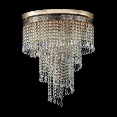 Люстра Maytoni T522-PT40x50-G Cascade Люстра Maytoni T522-PT40x50-G CascadeКаскадные<br>Современная хрустальная люстра немецкой фирмы Майтони обладает довольно внушительными размерами. Ее диаметр составляет 420 миллиметров, а высота – 500 миллиметров. Исходя из этого, хрустальную люстру Maytoni Diamant Crystal T522-PT40x50-G лучше купить для просторного помещения с высокими потолками. Так как в люстру устанавливают семь ламп мощностью по 60 Ватт с цоколем Е14, ее освещение будет достаточно ярким для комнат больших размеров. На фото видна золотая арматура и множество расположенных по спирали хрустальных подвесок, делающих стоимость изделия довольно высокой. Однако продукцию компании Maytoni всегда отличает оптимальное соотношение цены и качества.<br><br>Установка на натяжной потолок: Да<br>S освещ. до, м2: 28<br>Крепление: Планка<br>Тип лампы: накаливания / энергосбережения / LED-светодиодная<br>Тип цоколя: E14<br>Количество ламп: 7<br>MAX мощность ламп, Вт: 60<br>Диаметр, мм мм: 420<br>Высота, мм: 500<br>Цвет арматуры: золотой