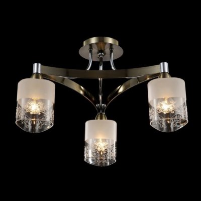 Люстра Maytoni TOC003-03-R Eurosize 3 Люстра Maytoni TOC003-03-R Eurosize 3Потолочные<br>Потолочная люстра, которую вы видите на фото, является удивительно нежным и оригинальным творением специалистов компании Майтони. Помимо данного документа рядом с ценой можно найти подробное описание люстры потолочной Maytoni TOC003-03-R. Так, состоит она из металлического каркаса и трех стеклянных плафонов. Эти детали люстры от Maytoni имеют традиционную цилиндрическую форму. При этом нижняя их часть выполнена из матового белого стекла, а верхняя – из прозрачного с рисунком. В арматуре присутствуют такие цвета, как: хром и бронза, что придает люстре большую роскошь. Одновременно с этим купить люстру вы можете в нашем магазине по достаточно приемлемой стоимости.<br><br>Установка на натяжной потолок: Да<br>S освещ. до, м2: 12<br>Крепление: Планка<br>Тип лампы: накаливания / энергосбережения / LED-светодиодная<br>Тип цоколя: E14<br>Количество ламп: 3<br>MAX мощность ламп, Вт: 60<br>Диаметр, мм мм: 480<br>Высота, мм: 252<br>Цвет арматуры: серебристый