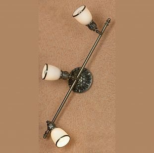Светильник Lussole LSL-7301-03 Светильник Lussole LSL-7301-03Тройные<br>Светильники-споты – это оригинальные изделия с современным дизайном. Они позволяют не ограничивать свою фантазию при выборе освещения для интерьера. Такие модели обеспечивают достаточно качественный свет. Благодаря компактным размерам Вы можете использовать несколько спотов для одного помещения. Интернет-магазин «Светодом» предлагает необычный светильник-спот Lussole LSL-7301-03 по привлекательной цене. Эта модель станет отличным дополнением к люстре, выполненной в том же стиле. Перед оформлением заказа изучите характеристики изделия. Купить светильник-спот Lussole LSL-7301-03 в нашем онлайн-магазине Вы можете либо с помощью формы на сайте, либо по указанным выше телефонам. Обратите внимание, что мы предлагаем доставку не только по Москве и Екатеринбургу, но и всем остальным российским городам.<br><br>S освещ. до, м2: 8<br>Тип лампы: накал-я - энергосбер-я<br>Тип цоколя: E14<br>Количество ламп: 3<br>Ширина, мм: 120<br>MAX мощность ламп, Вт: 40<br>Расстояние от стены, мм: 200<br>Высота, мм: 620