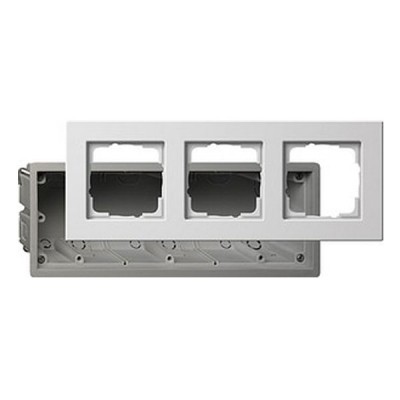 Gira E22 Бел Рамка 3-ая в комплекте с коробкой для с/монтажа (G2883201)