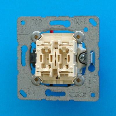 JUNG механизм Выключатель 2-клавишный контрольный для управления жалюзи 10А 250В (505KOVU5) JUNG механизм Выключатель 2-клавишный контрольный для управления жалюзи 10А 250В (505KOVU5)
