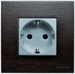 Розетка 2P+Е со шторками серебристый Zenit (Niessen) N2288 PL