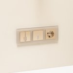 Розетка с заземлением и шторками (шампань рифленый) W1171110 Werkel