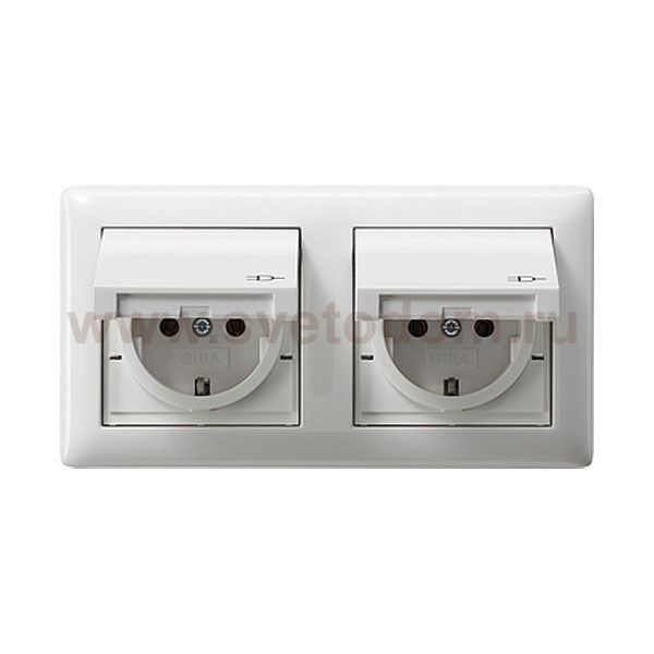 Gira S-55 Бел глянц Розетка 2-я с/з,с крышкой, компл. уплотнителей, IP 44 (G115803)