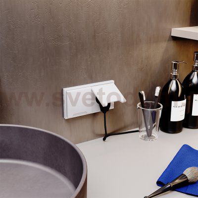 Розетка встраиваемая VOLTUM S70 с заземлением, защитными шторками и крышкой 16А, (белый глянцевый) (VLS040301)