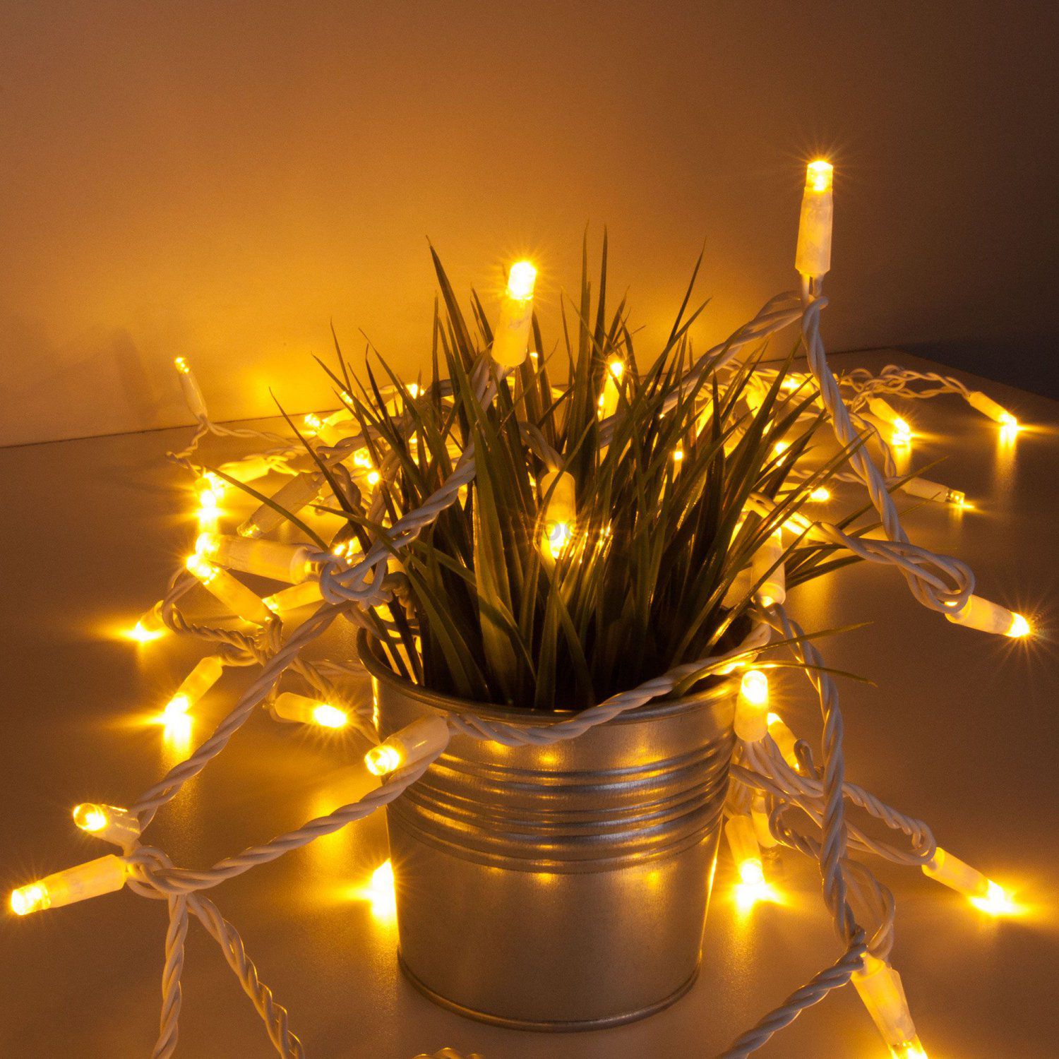 Праздничная гирлянда нить теплый белый с эффектом мерцания 20м IP65 400-102 Eurosvet