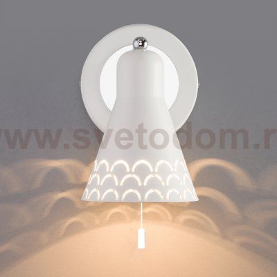Настенный светильник Eurosvet 70100/1 Trina белый