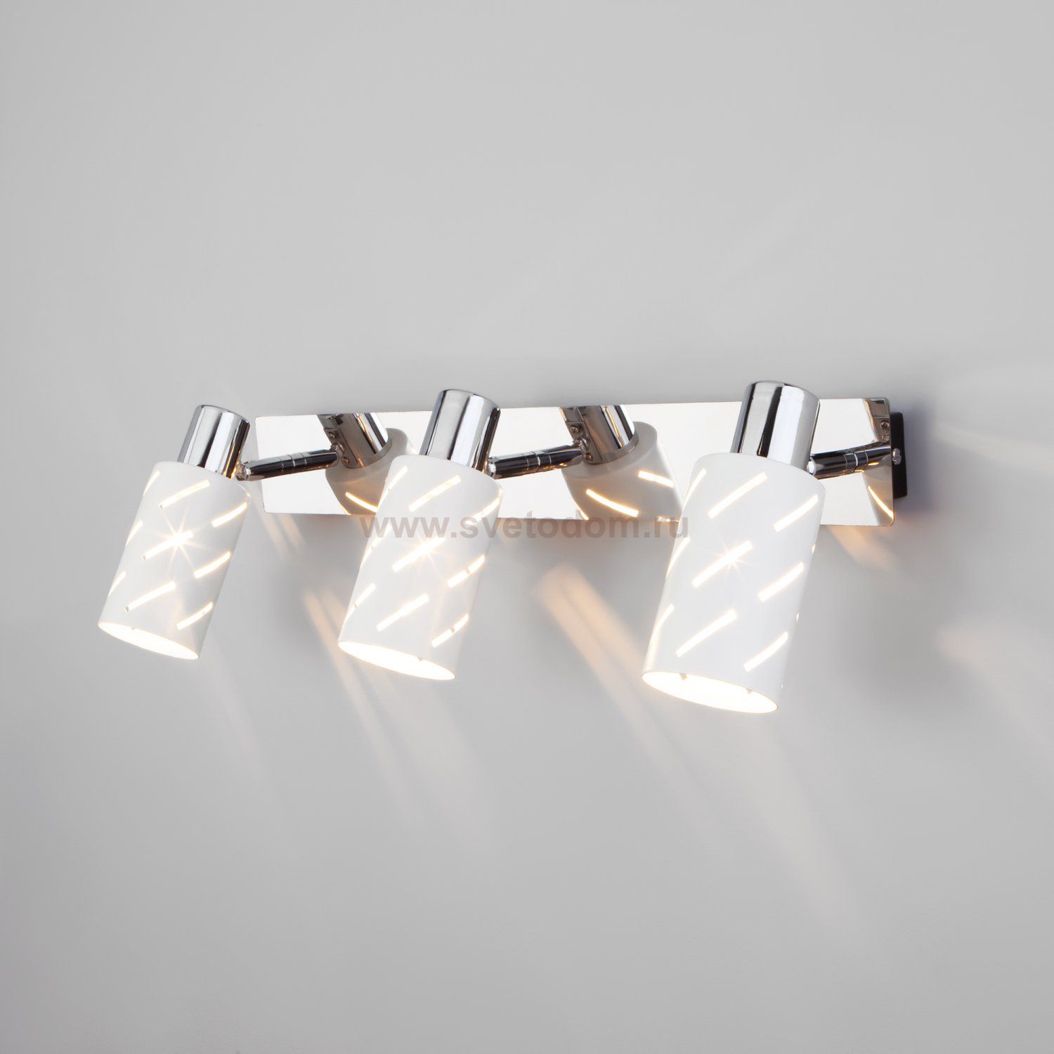 Настенный светильник с поворотными плафонами Eurosvet 20090/3 белый/хром Fente