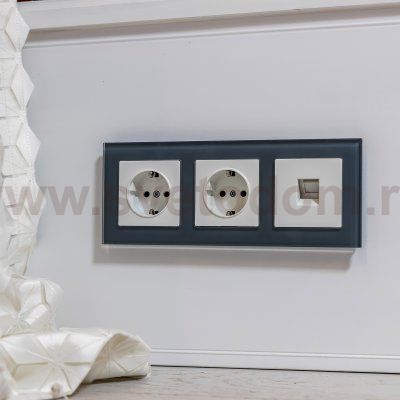 Розетка с заземлением и шторками (белая) W1171101 Werkel