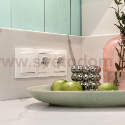 Розетка с заземлением и шторками (белая) W1171101 Werkel