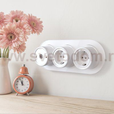 Розетка с заземлением и шторками (белый) Ретро W5671101 Werkel