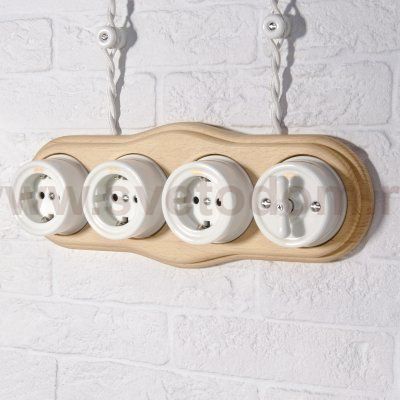 Розетка с заземлением и шторками (белый) Ретро W5671101 Werkel