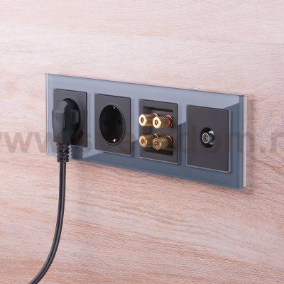 Розетка с заземлением и шторками (черный матовый) W1171108 Werkel