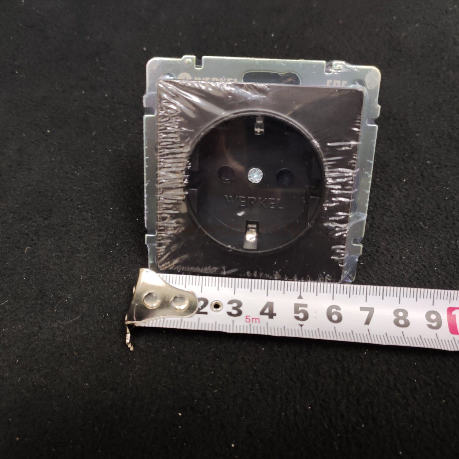 Розетка с заземлением и шторками (черный матовый) W1171108 Werkel