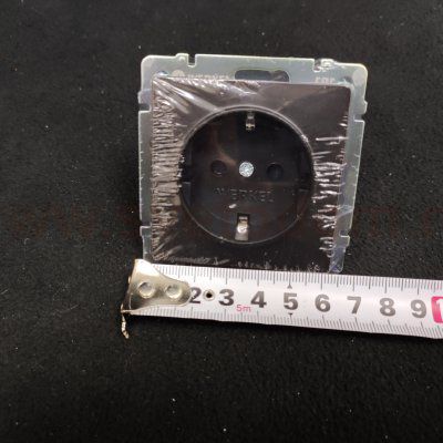 Розетка с заземлением и шторками (черный матовый) W1171108 Werkel