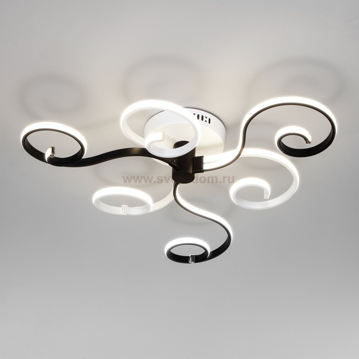 Потолочный светодиодный светильник с пультом управления Eurosvet 90149/3 белый/черный Friori