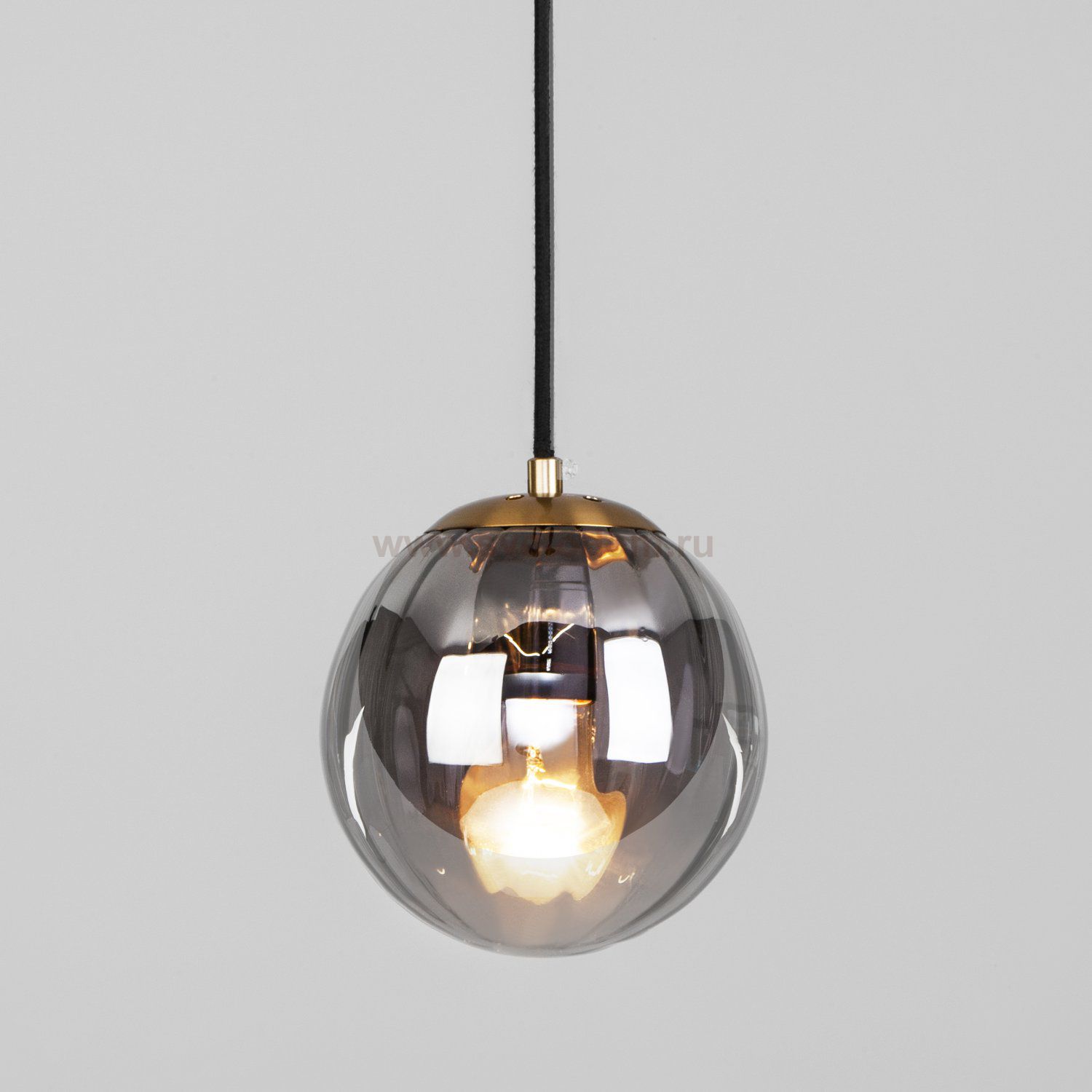 Подвесной светильник со стеклянным плафоном Eurosvet 50207/1 дымчатый Juno