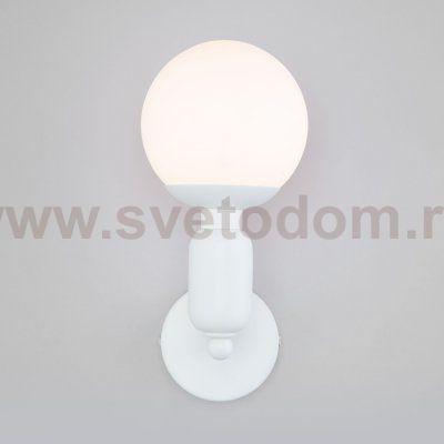 Настенный светильник со стеклянным плафоном 50251/1 белый Eurosvet