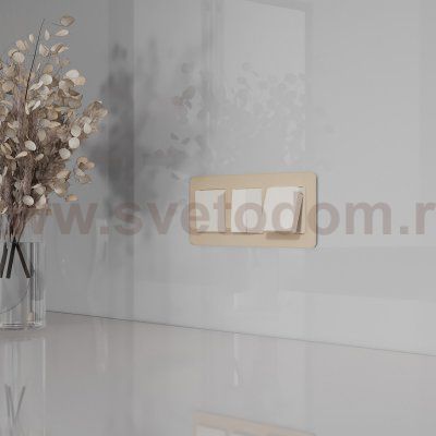 Розетка влагозащ. с зазем. с защит. крышкой и шторками N (слоновая кость) Werkel W1171203
