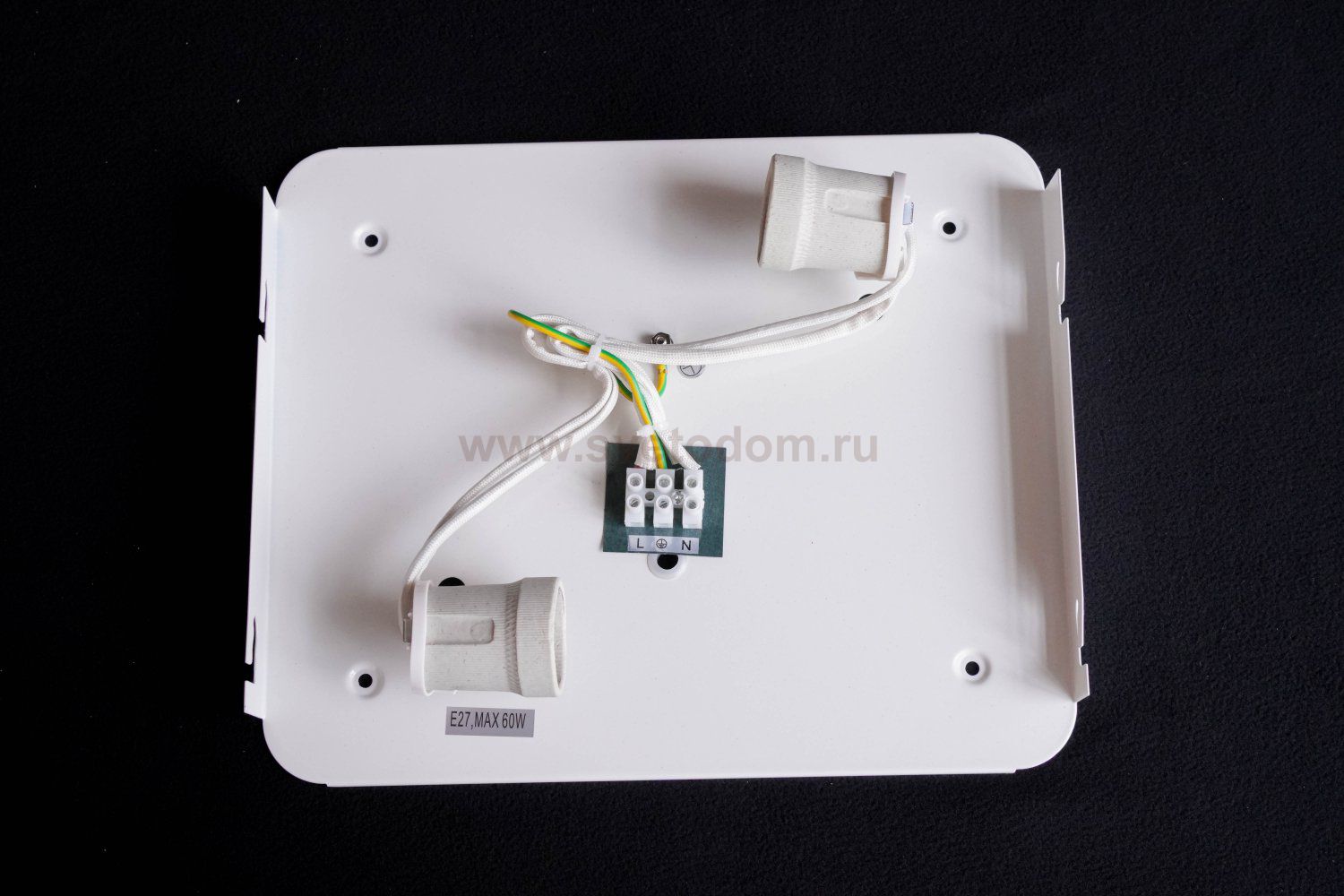 Светильник потолочный белый Arte lamp A7210PL-2WH Cosmopolitan 300*300мм 2*E27