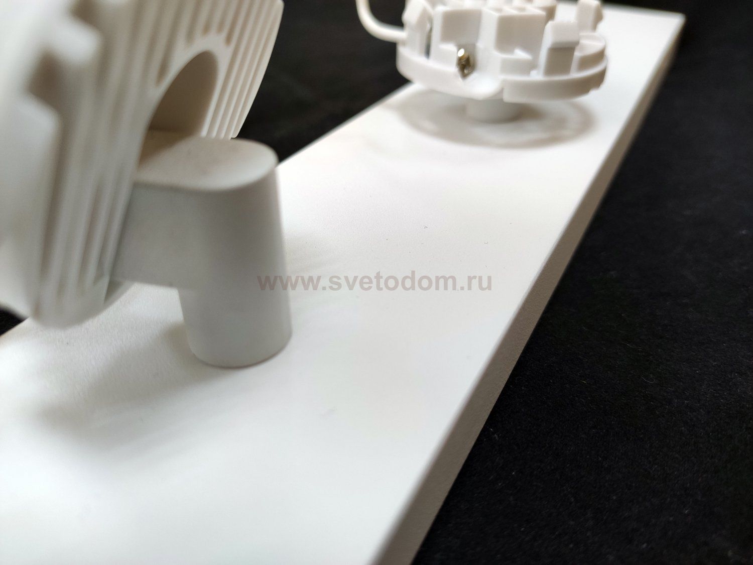 Основание под двойной светильник Maytoni C051CL-02W белый