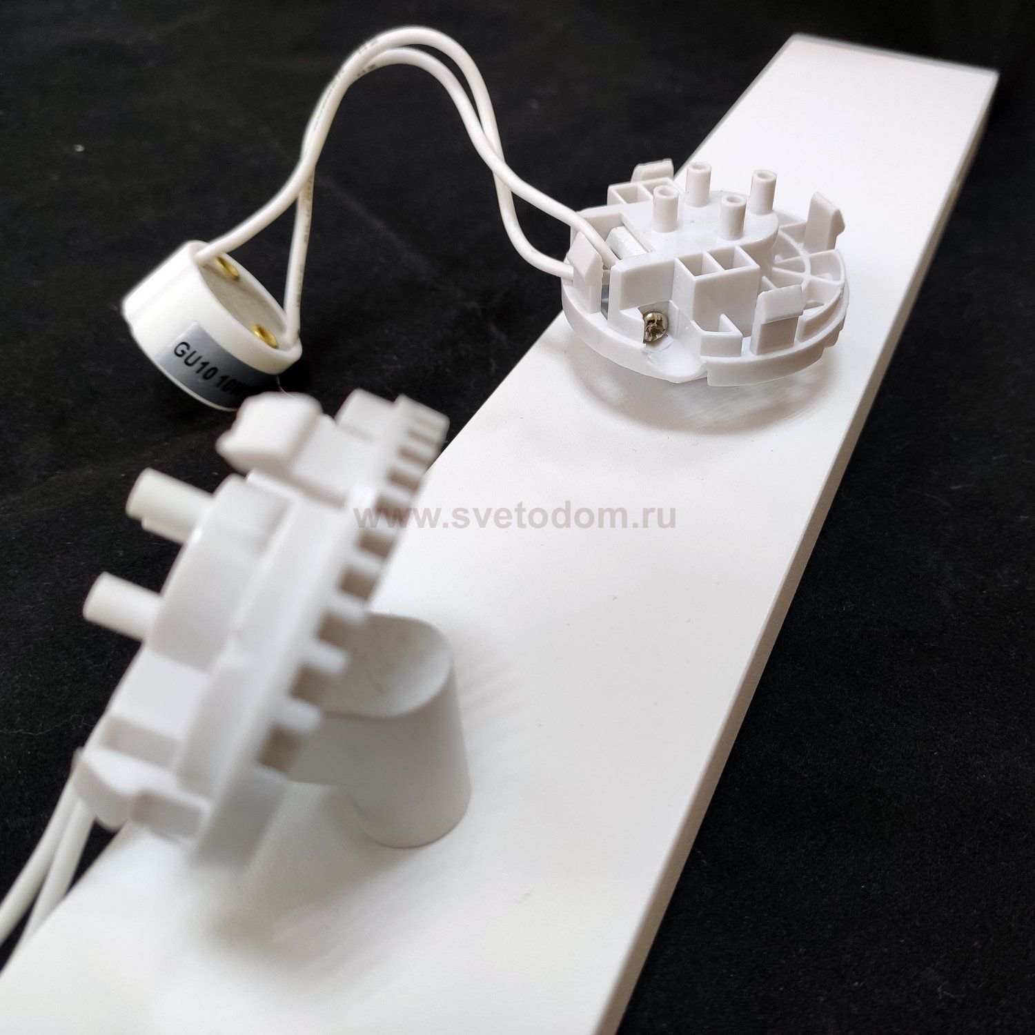 Основание под двойной светильник Maytoni C051CL-02W белый