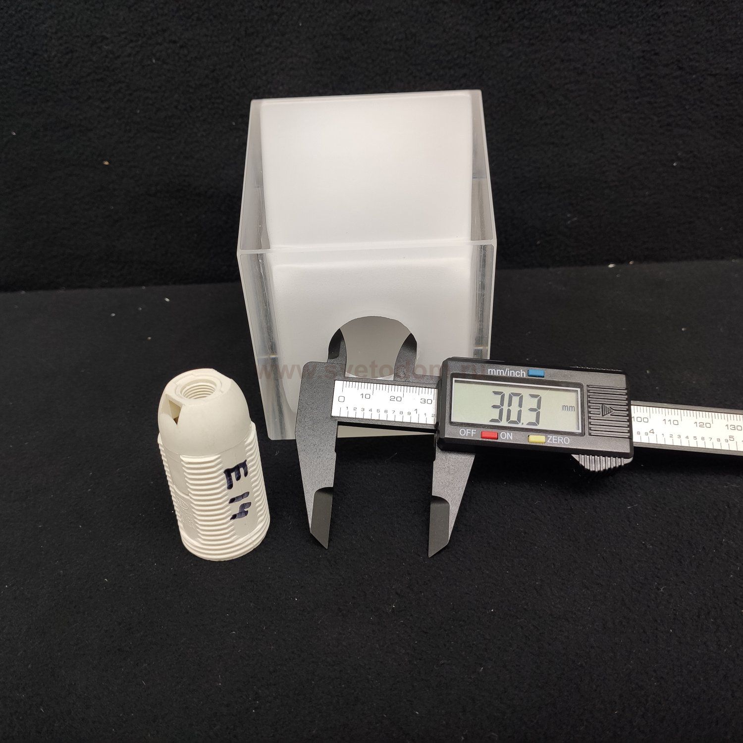 Плафон стекло белое матовое квадратное 117*95мм E14 (30мм посадка) LENTE LSC-25