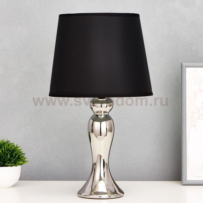 Лампа настольная с абажуром 