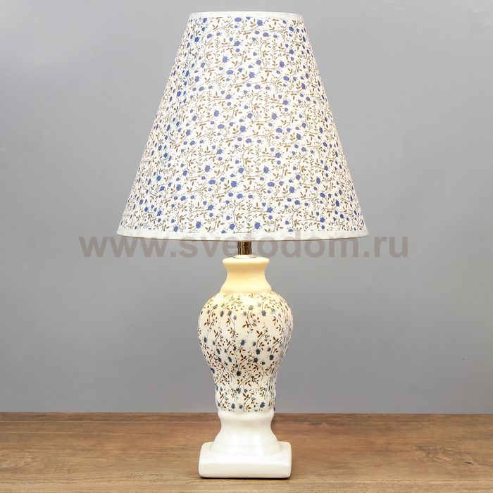 Лампа настольная с абажуром 