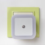 Ночник пластик LED реагирует на темноту "Квадрат"  6,5х6,5х5 см