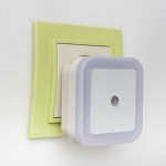 Ночник пластик LED реагирует на темноту "Квадрат"  6,5х6,5х5 см