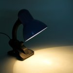 Лампа настольная Е27 , светорегулятор, на зажиме (220В) голубая (108А)